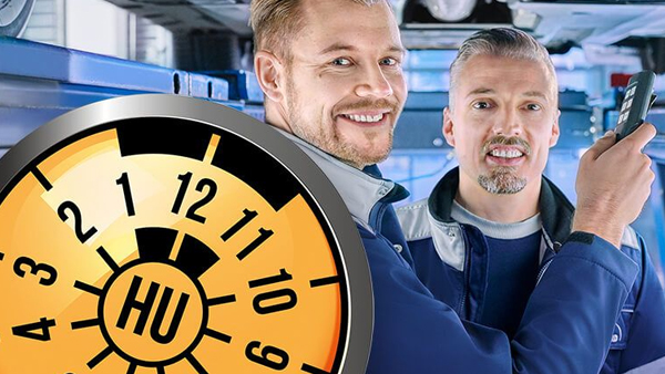 Fahrzeug auf Hebebühne bei der Hauptuntersuchung