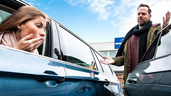 Sachverständiger bei der Unfallbegutachtung eines beschädigten Fahrzeugs