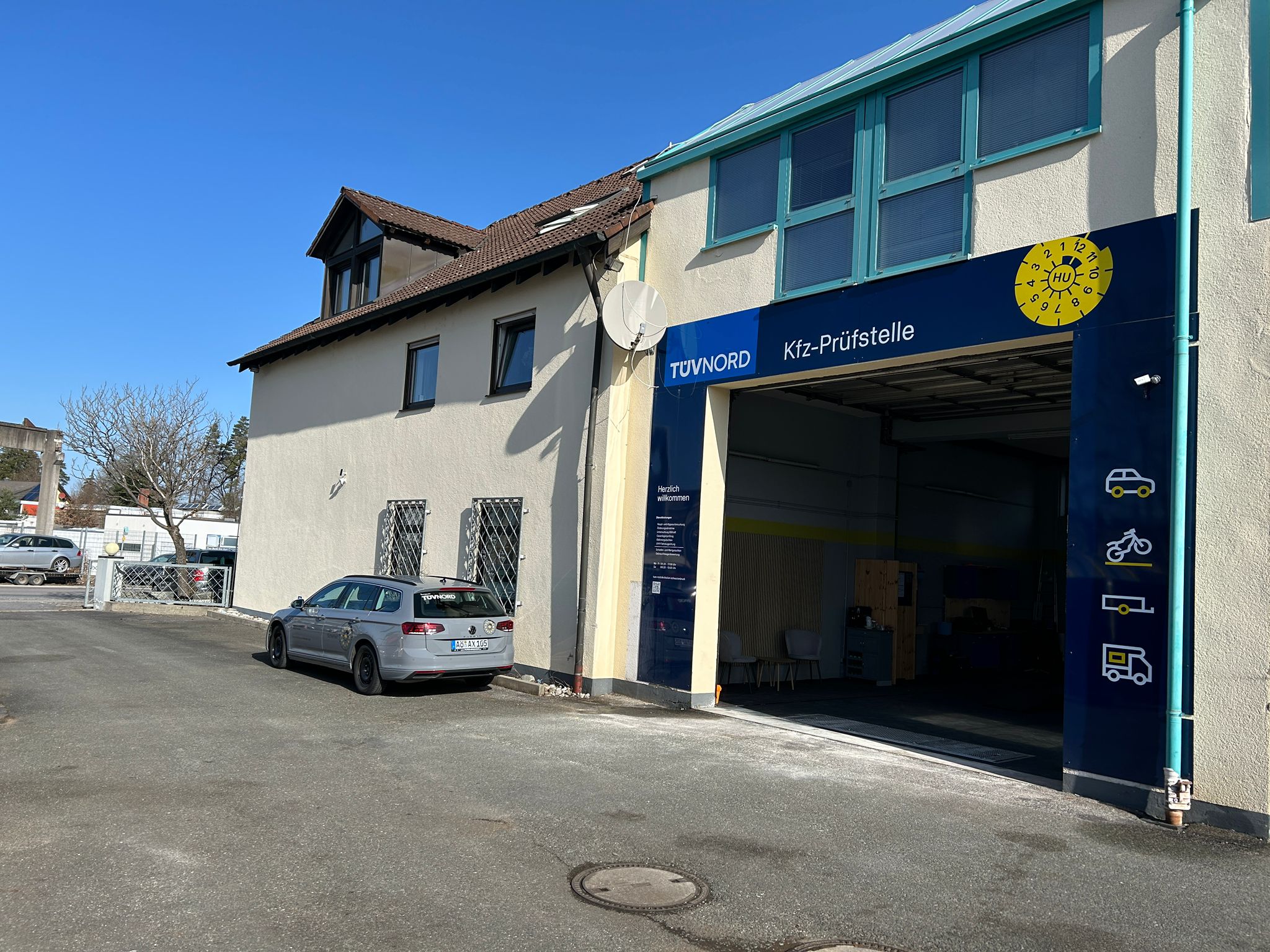 Halleneingang von außen