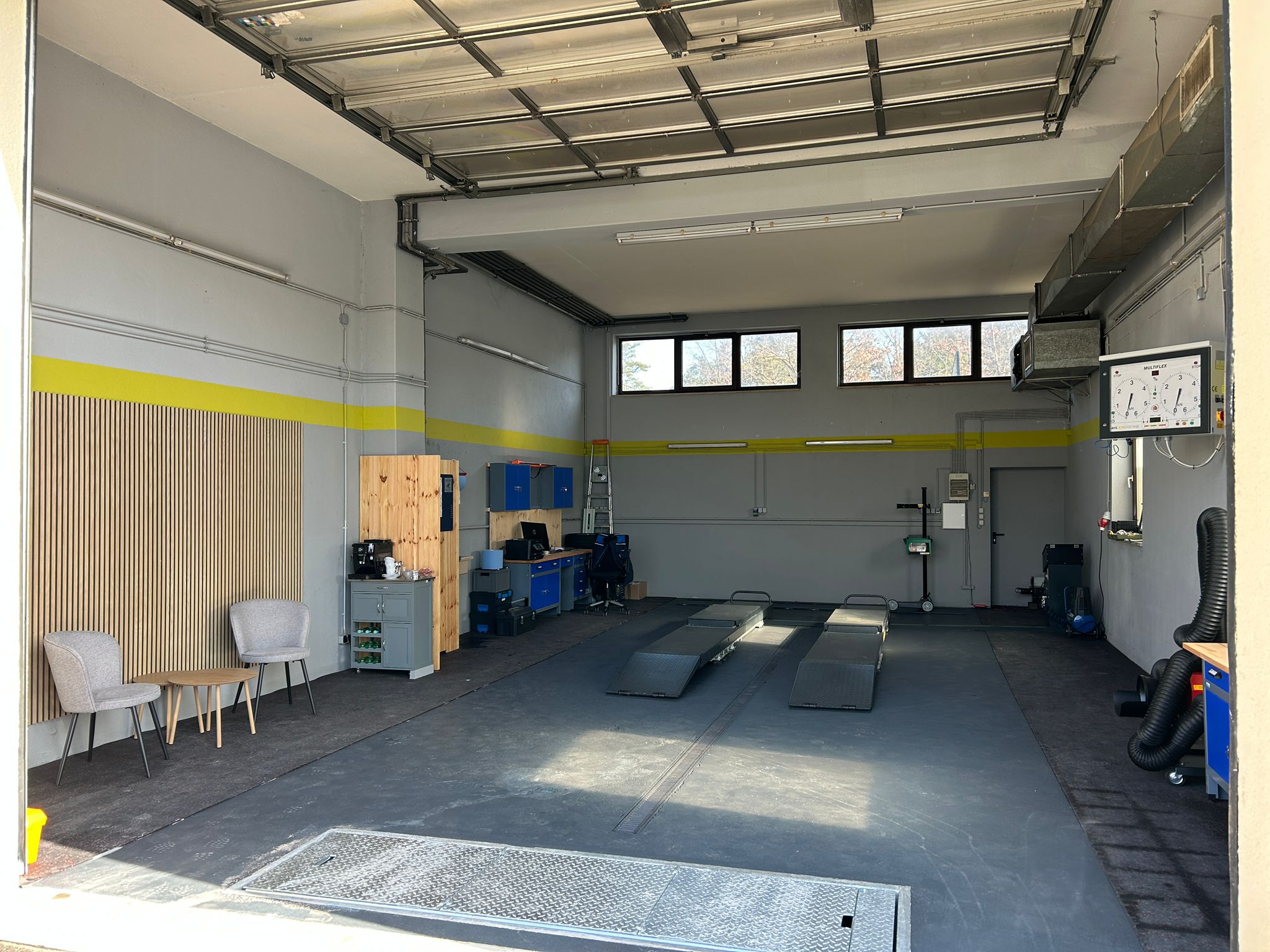 Hauptansicht der modernen Prüfhalle