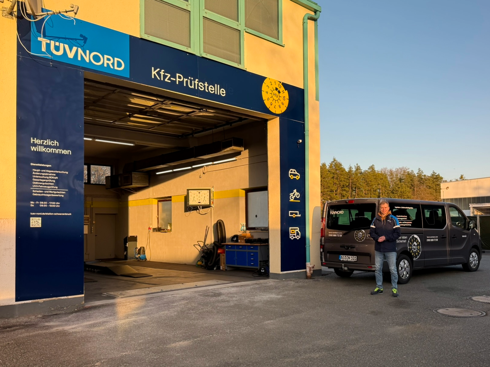 Herr Kats an der Prüfstelle