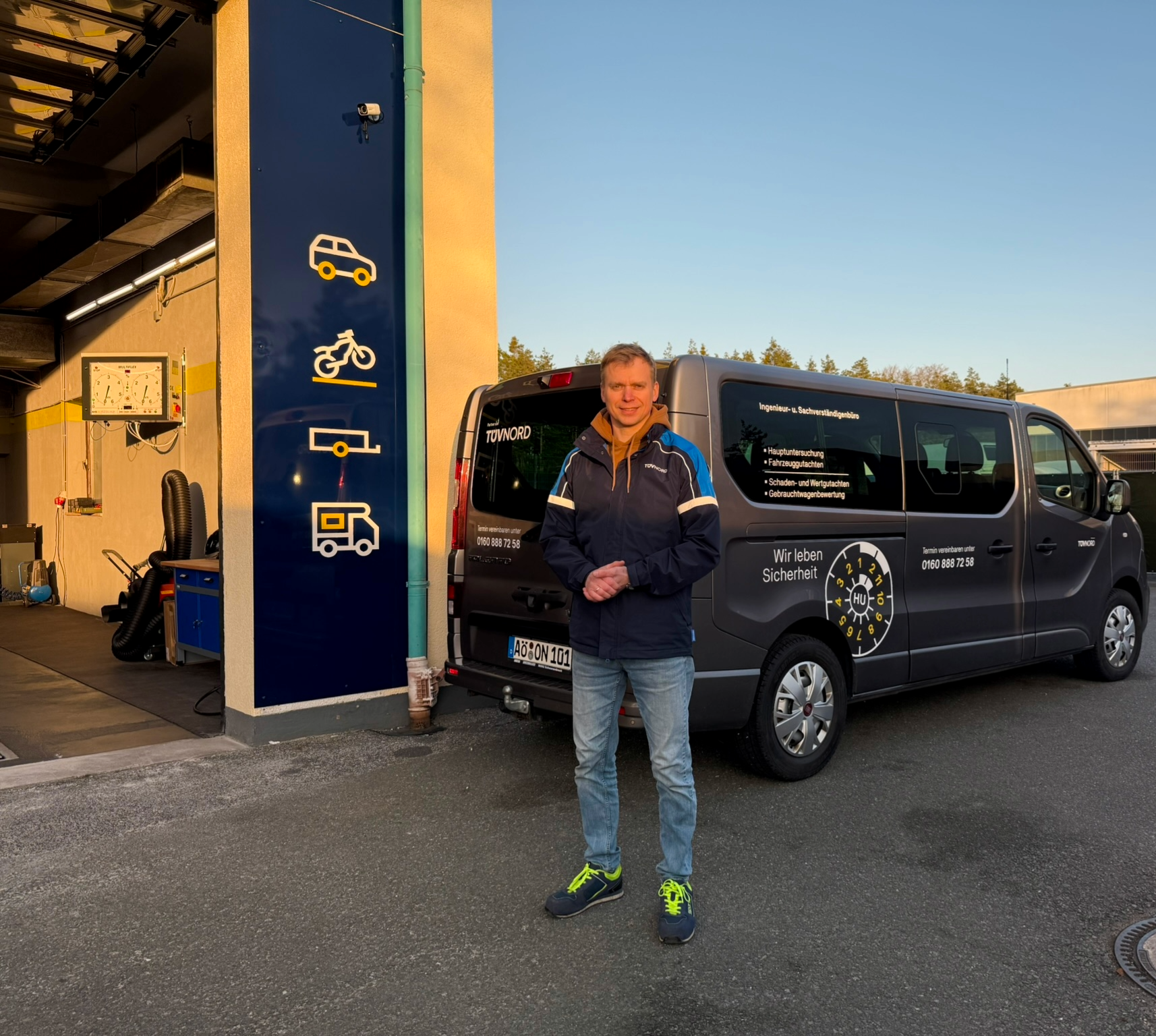 Nahaufnahme Prüfstelle mit Herrn Kats